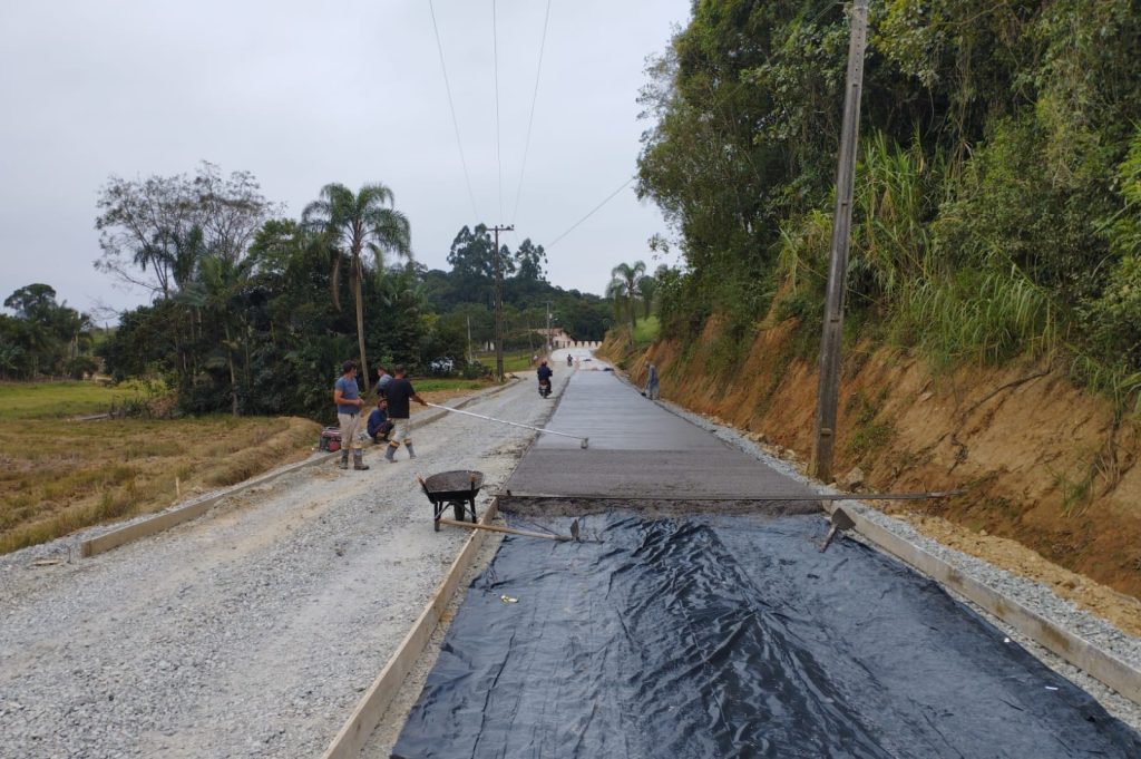Obras de pavimentação entre os bairros Santa Cruz e Santo Antônio, em São João do Itaperiú, serão intensificadas