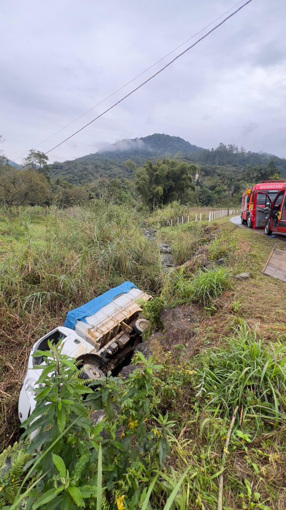 Duas pessoas ficam feridas após tombamento de caminhão