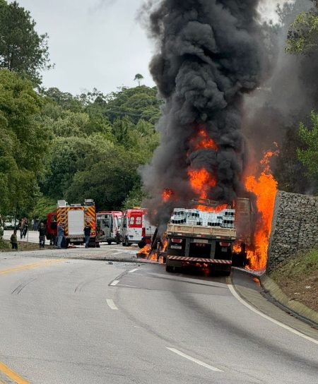 VÍDEO – Motorista morre carbonizado após acidente com carreta e CBM contabiliza outras vítimas