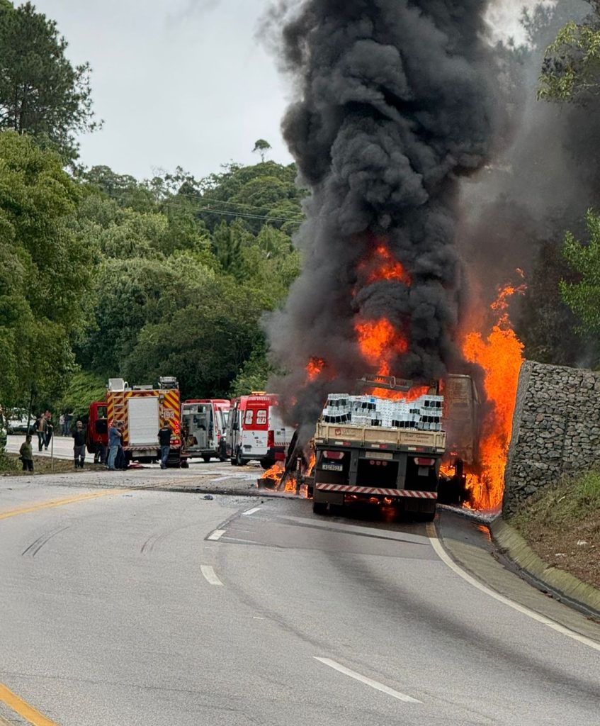 VÍDEO – Motorista morre carbonizado após acidente com carreta e CBM contabiliza outras vítimas