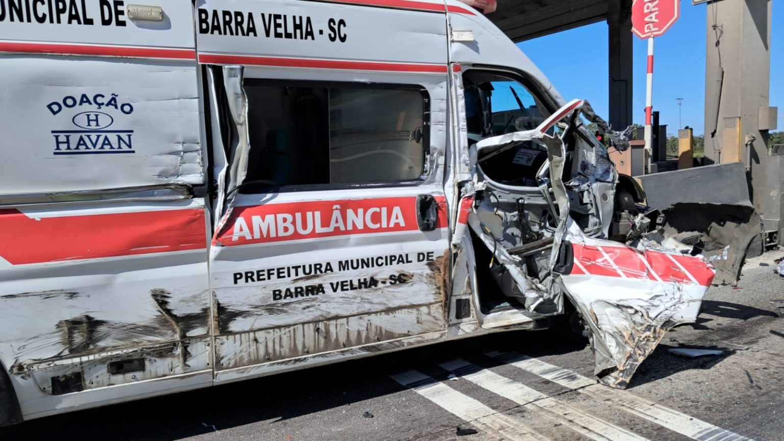 Ambulância de Barra Velha colide com contenção de concreto em pedágio na BR-101
