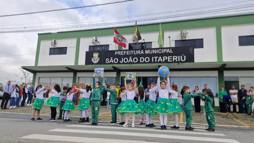 São João do Itaperiú dá início à programação da Semana da Pátria com ato cívico em frente à Prefeitura