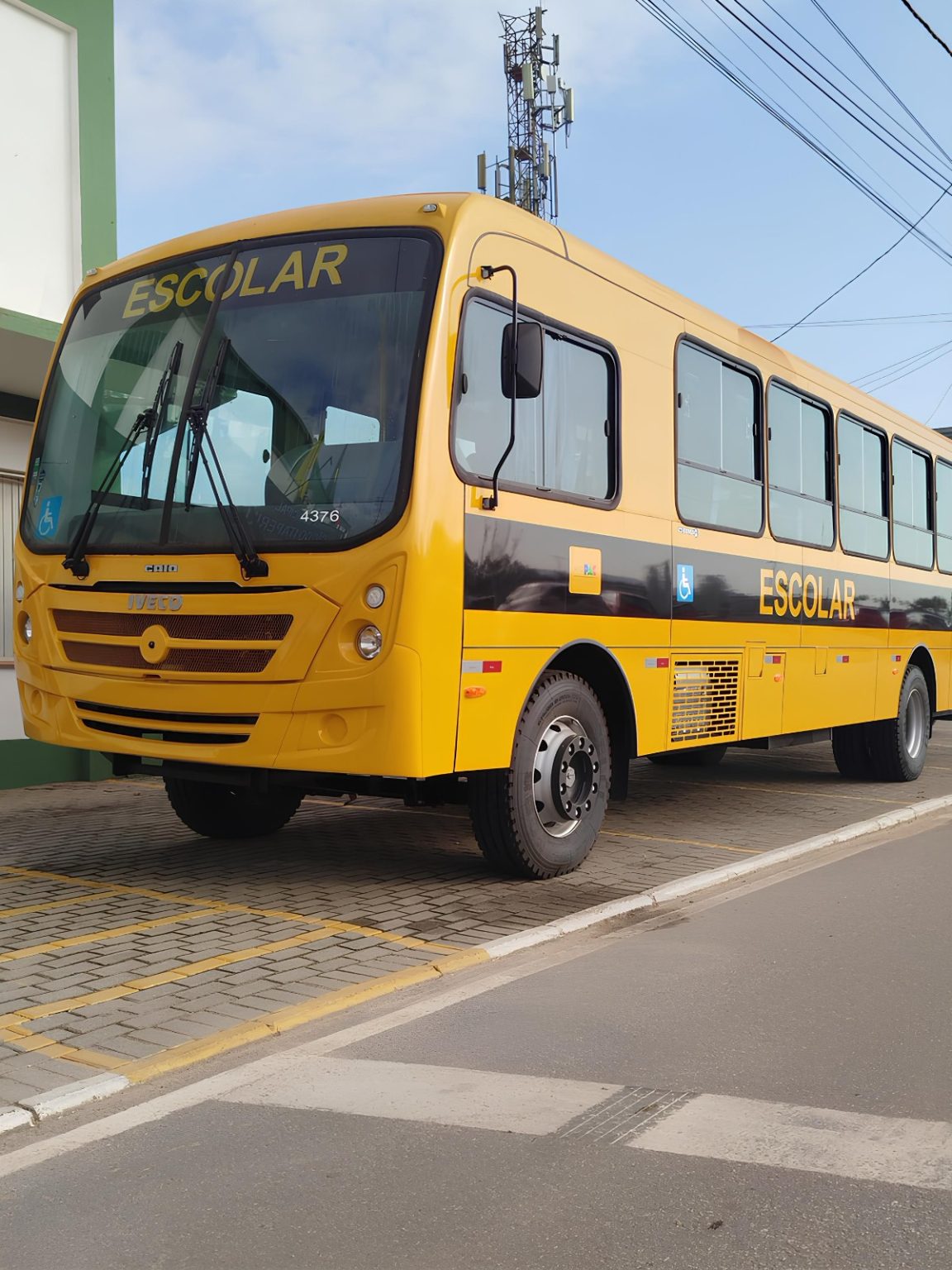 São João do Itaperiú adquire ônibus escolar zero km para transporte de estudantes