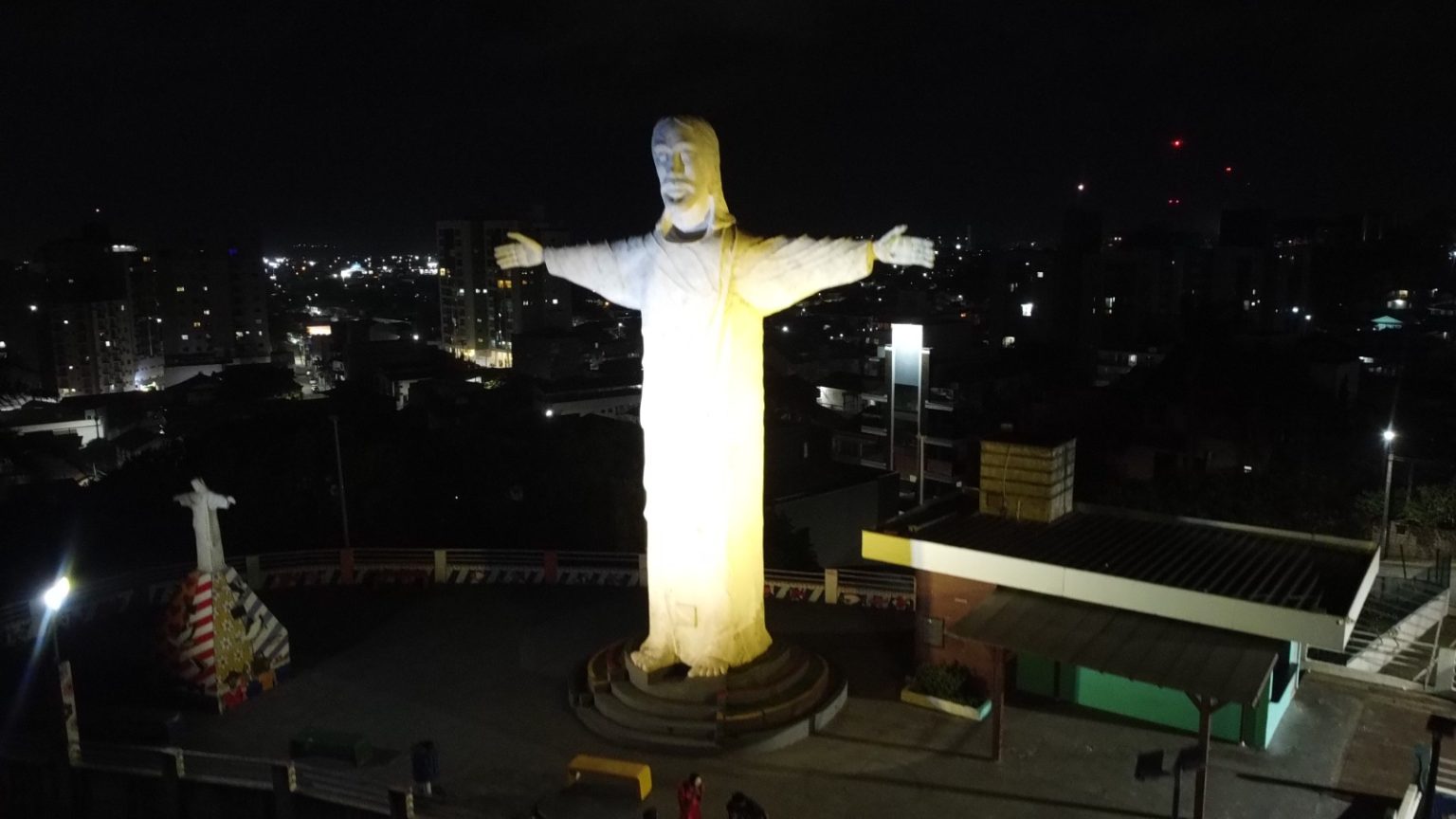 Morro do Cristo é iluminado de amarelo em apoio à campanha de prevenção ao suicídio em Barra Velha