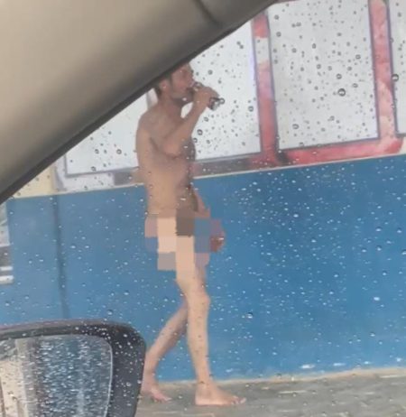 VÍDEO – Morador de rua é flagrado nu em via pública em Barra Velha