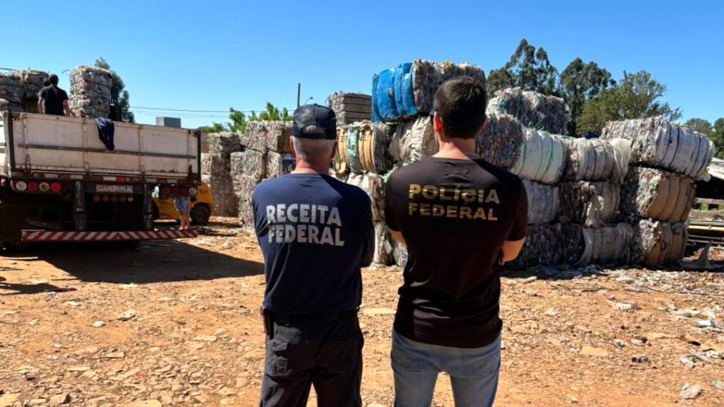 PF e Receita Federal apreendem carga ilegal de resíduos plásticos