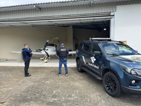 Receita Federal apreende aeronave com carga milionária em aeroporto de SC