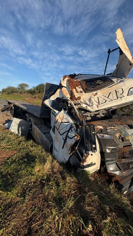 Carreta tomba na BR-470 e deixa motorista ferida