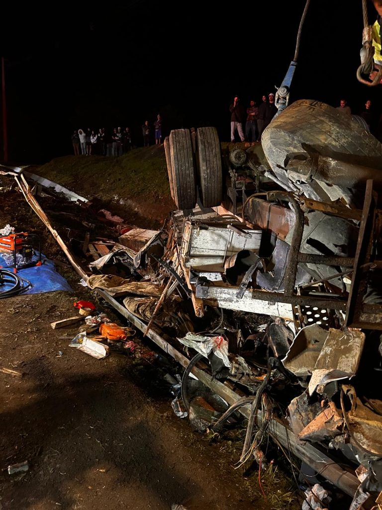Motorista fica preso às ferragens após capotamento de caminhão