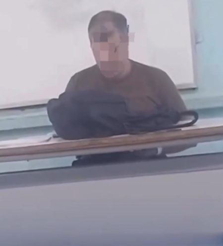 VÍDEO – Professor é flagrado se masturbando dentro de sala de aula lotada