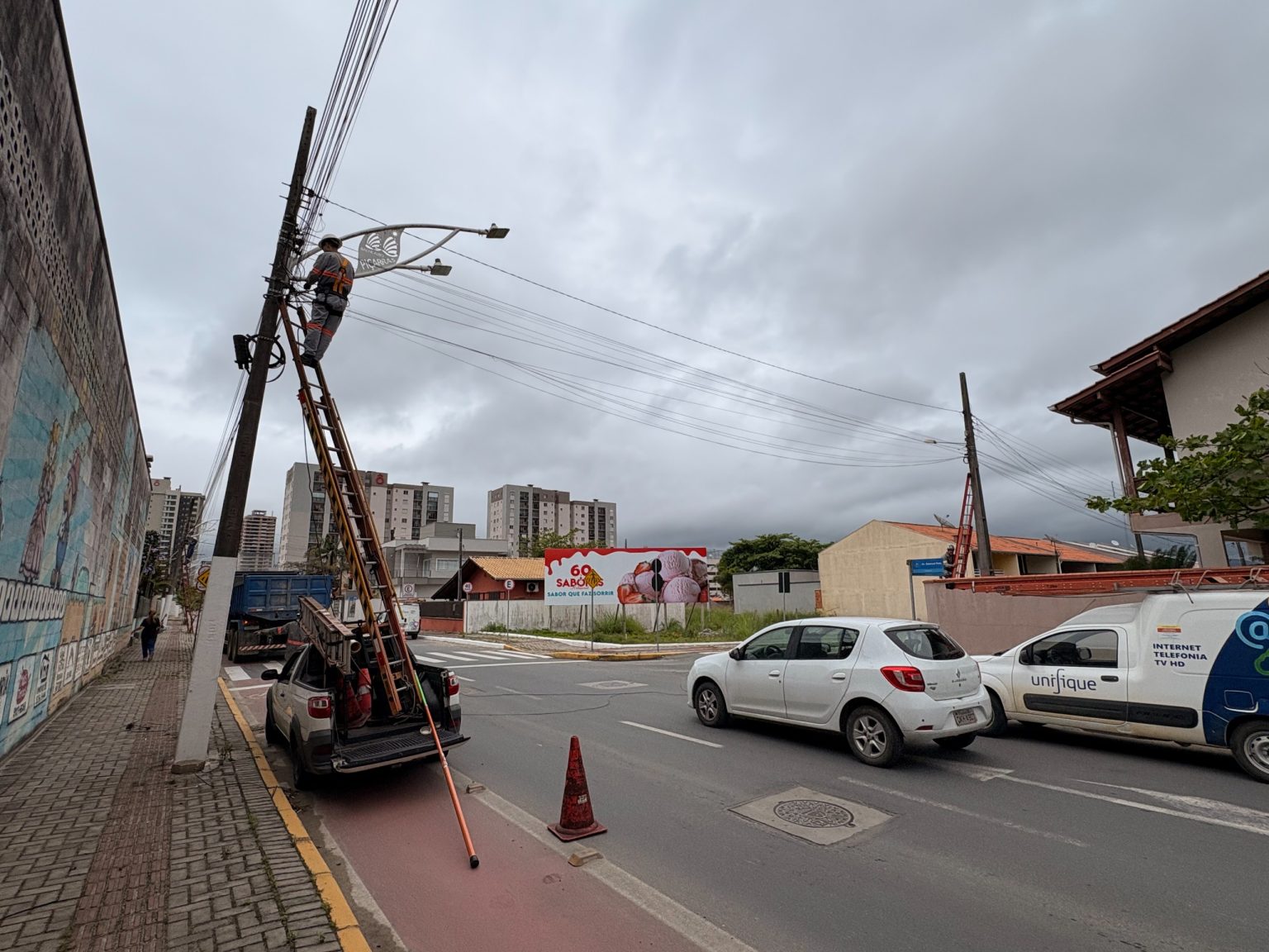 Terceira fase de mutirão retira mais de uma tonelada de cabos irregulares em Piçarras