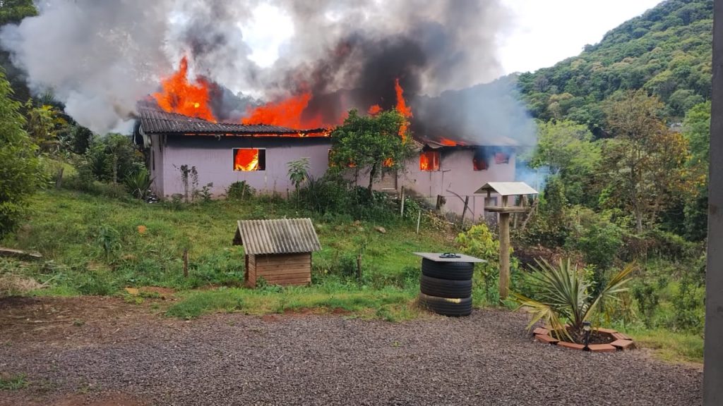 Incêndio destrói residência; Bombeiros Voluntários mobilizam 14 profissionais e 20 mil litros de água