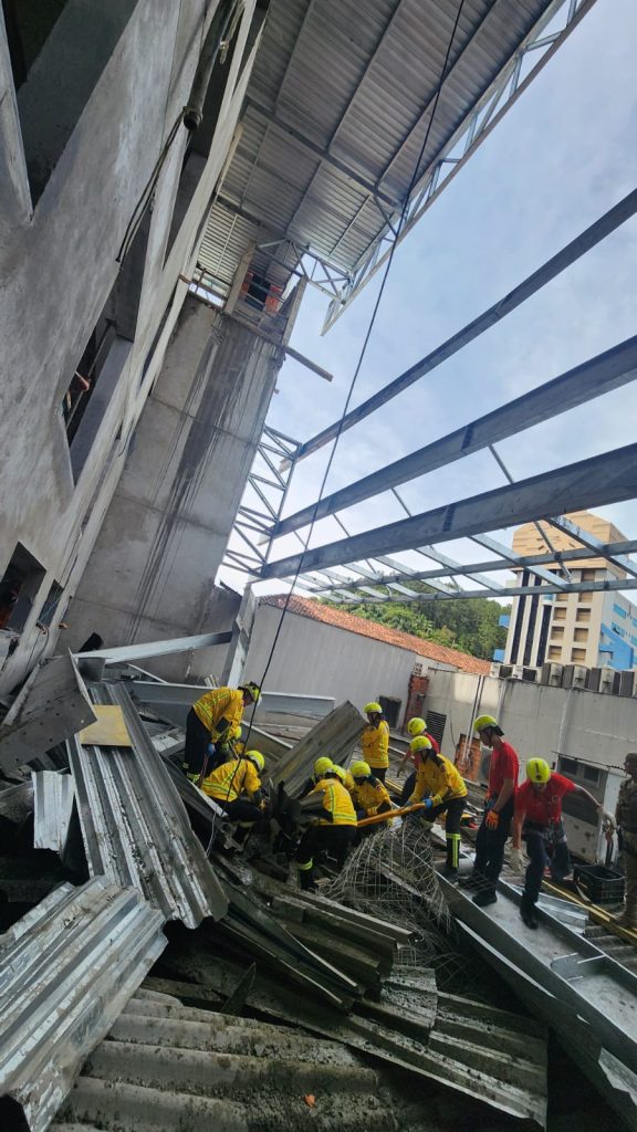 Desabamento de laje em obra no Centro de Blumenau deixa um morto e cinco feridos