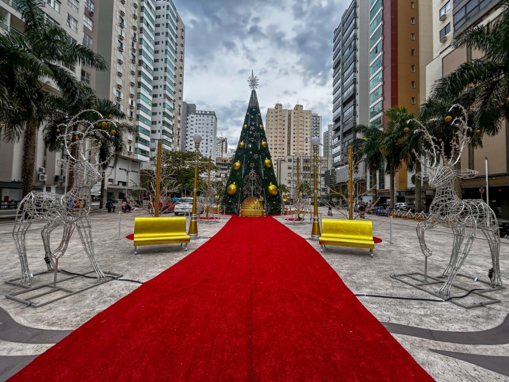 Decoração natalina em Balneário Camboriú será concluída nesta quinta-feira, 13