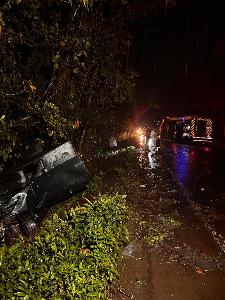 Duas pessoas são ejetadas após capotamento