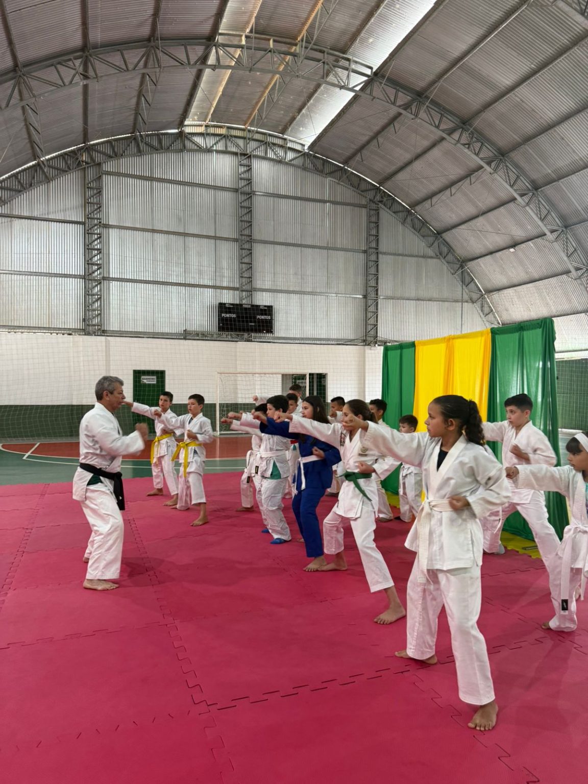 Exame de troca de faixa do karatê reúne 22 alunos em São João do Itaperiú