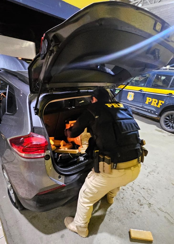 VÍDEO – Menor de idade é apreendido com 300 quilos de maconha e carro roubado após perseguição em SC