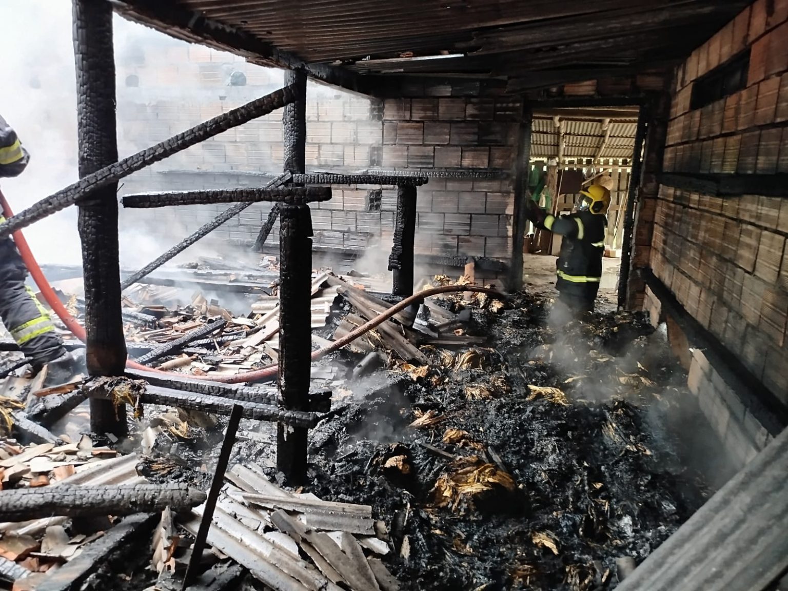 Incêndio destrói estufa de fumo; ninguém ficou ferido