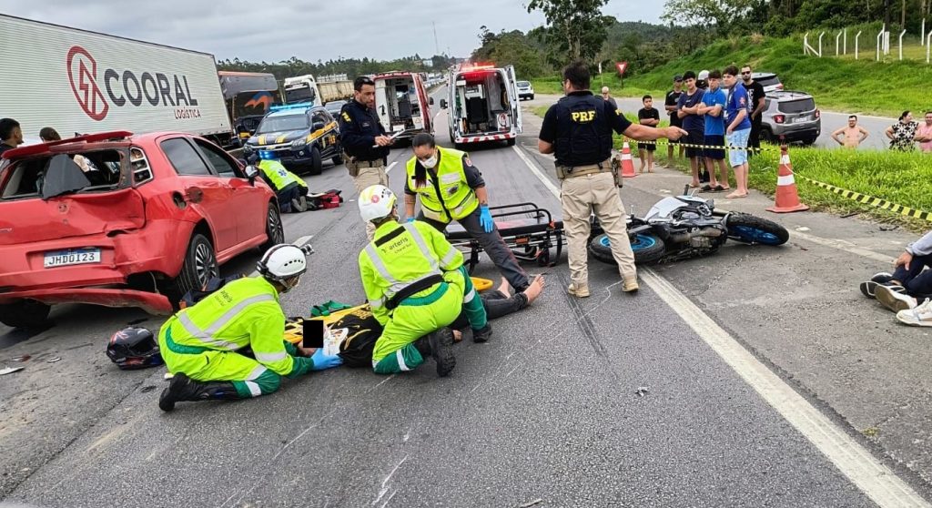 Grave acidente envolve sete veículos e deixa quatro pessoas feridas na BR-101 em Barra Velha