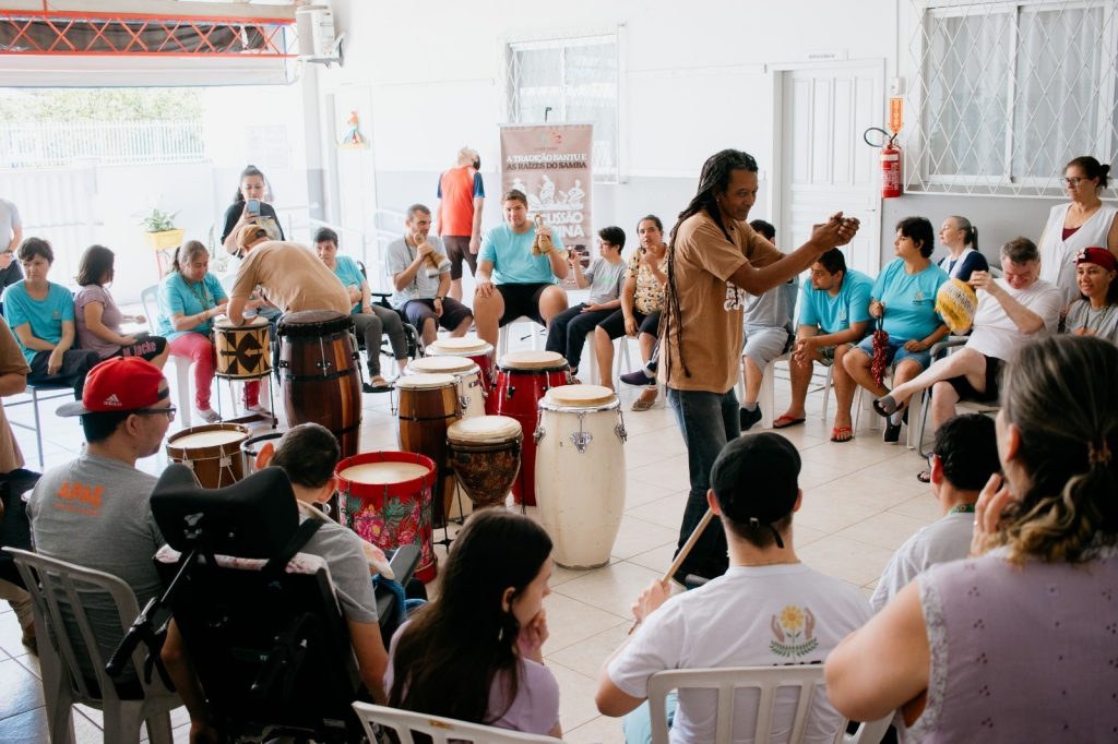 Estudantes da Apae de Balneário Piçarras participam de oficina de percussão