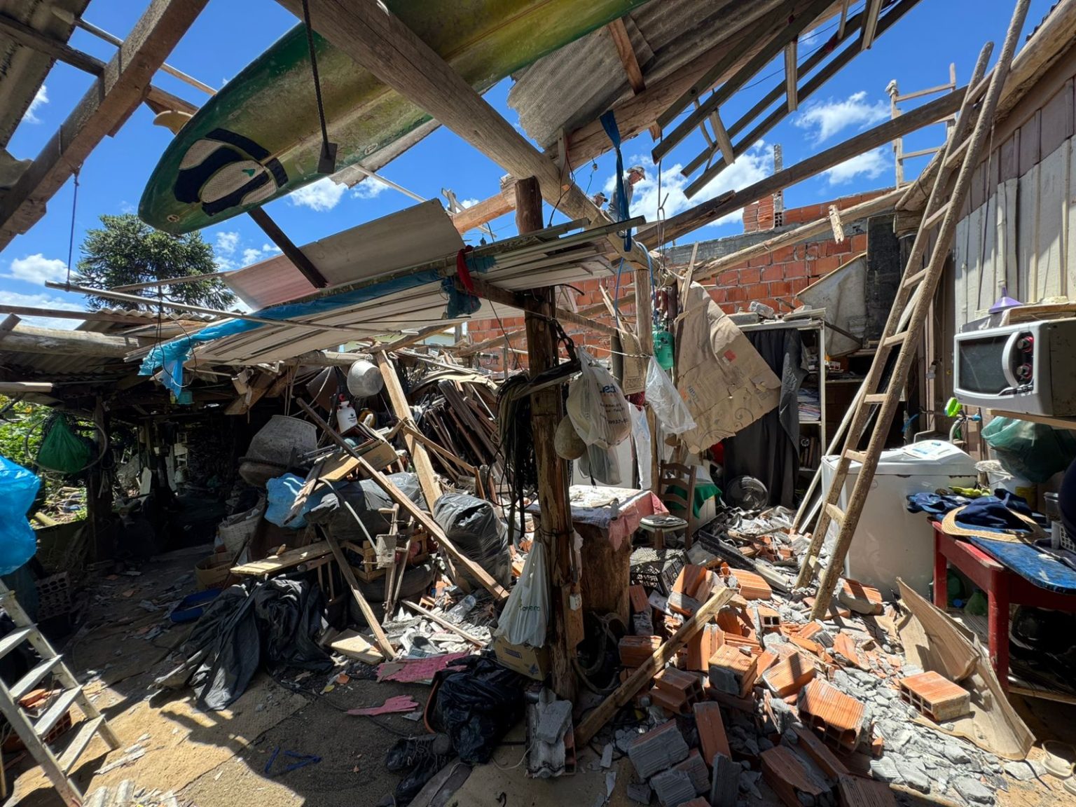 VENTANIA – Estrutura em construção desaba sobre residência em Barra Velha