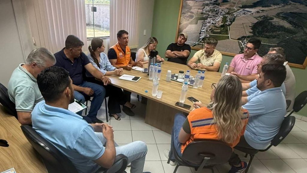 Defesa Civil de São João do Itaperiú reúne prefeito e secretarias para definir Plano de Contingência Municipal