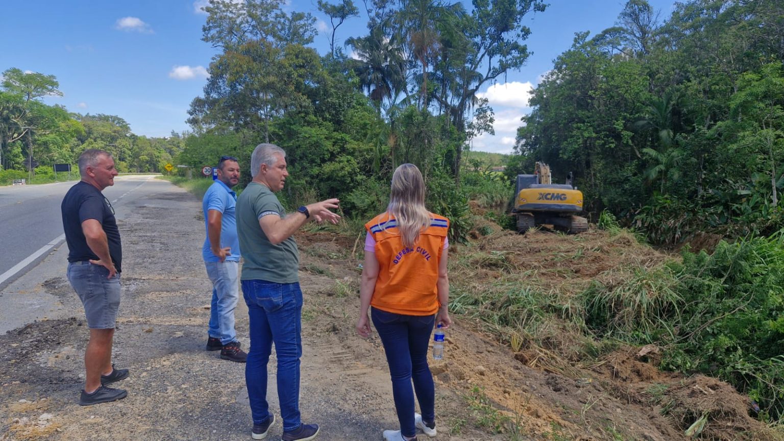 Limpeza do Rio Itaperiú começa nesta segunda-feira (15) e pode ter interdição parcial da SC-415 ao longo da semana