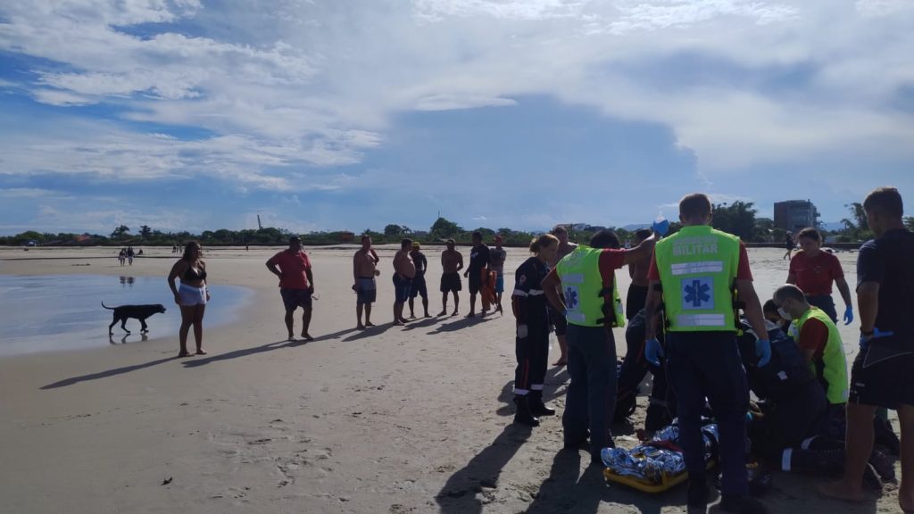 VÍDEO – Afogamento com óbito é registrado em área interditada por obras de alargamento da faixa de areia em SC