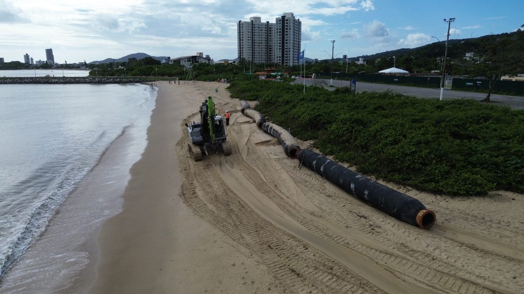 Balneário Piçarras inicia lançamento da linha de recalque para megaobra de alargamento da praia