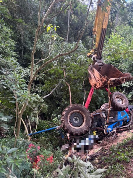 🚨 Mulher morre esmagada após trator capotar em estrada rural
