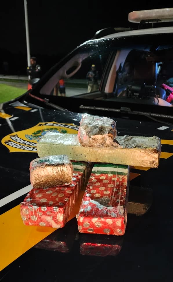 VÍDEO – Casal é preso por tráfico após perseguição e descarte de droga