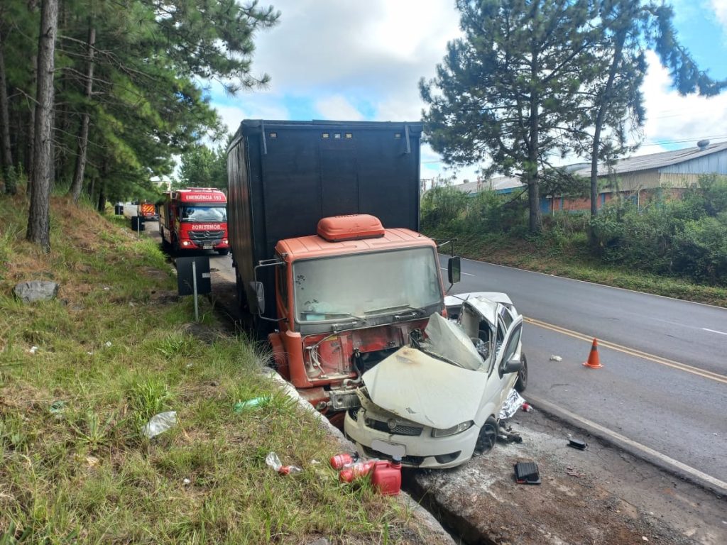Fatalidade na estrada: jovem morre após invadir pista contrária