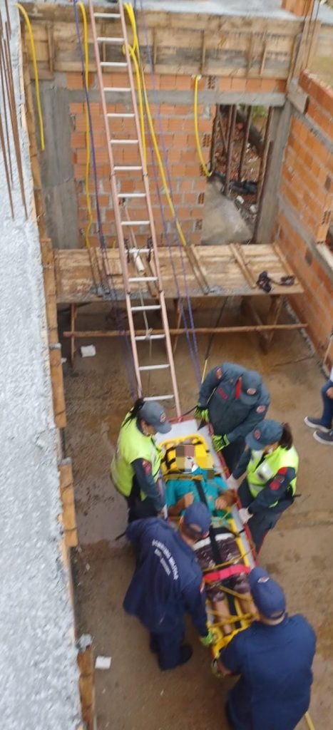Homem de 63 anos é resgatado de laje após mal súbito em canteiro de obras