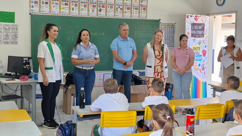Prefeito e secretária acompanham início do ano letivo e entrega de kits escolares em São João do Itaperiú