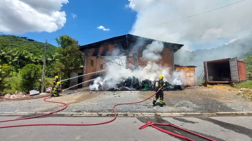 VÍDEO – Princípio de incêndio atinge setor de fiação de empresa têxtil