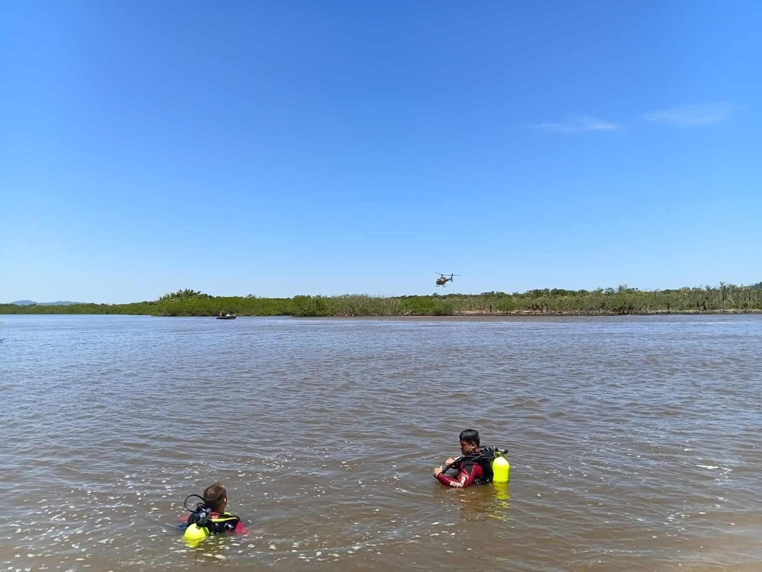 Motorista de caminhão se afoga em lagoa de Barra Velha e equipes de resgate fazem buscas pelo corpo