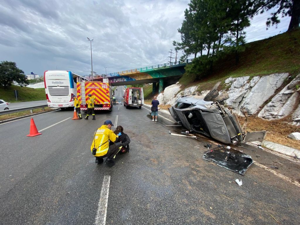 Carro capota e duas pessoas ficam feridas; Bombeiros atuam no resgate