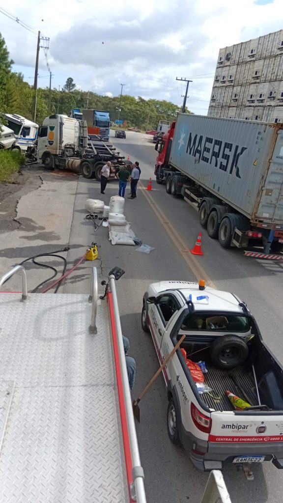 Colisão entre caminhões mobiliza forças de segurança e equipes ambientais