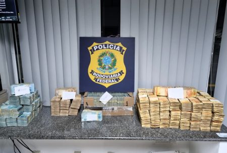 VÍDEO – PRF apreende R$ 2 milhões escondidos em porta-malas