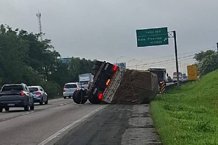 Caminhão tomba na BR-101 e provoca até 13 km de filas no Litoral Norte