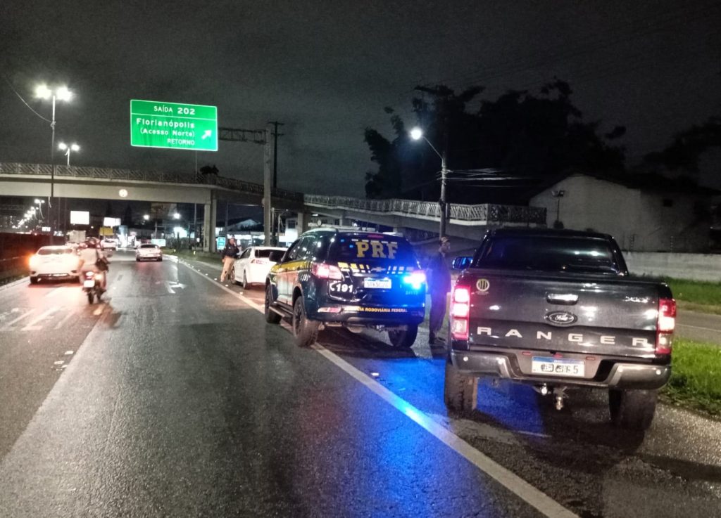 VÍDEO – PRF detém motoristas que disputavam racha sob chuva na Grande Florianópolis
