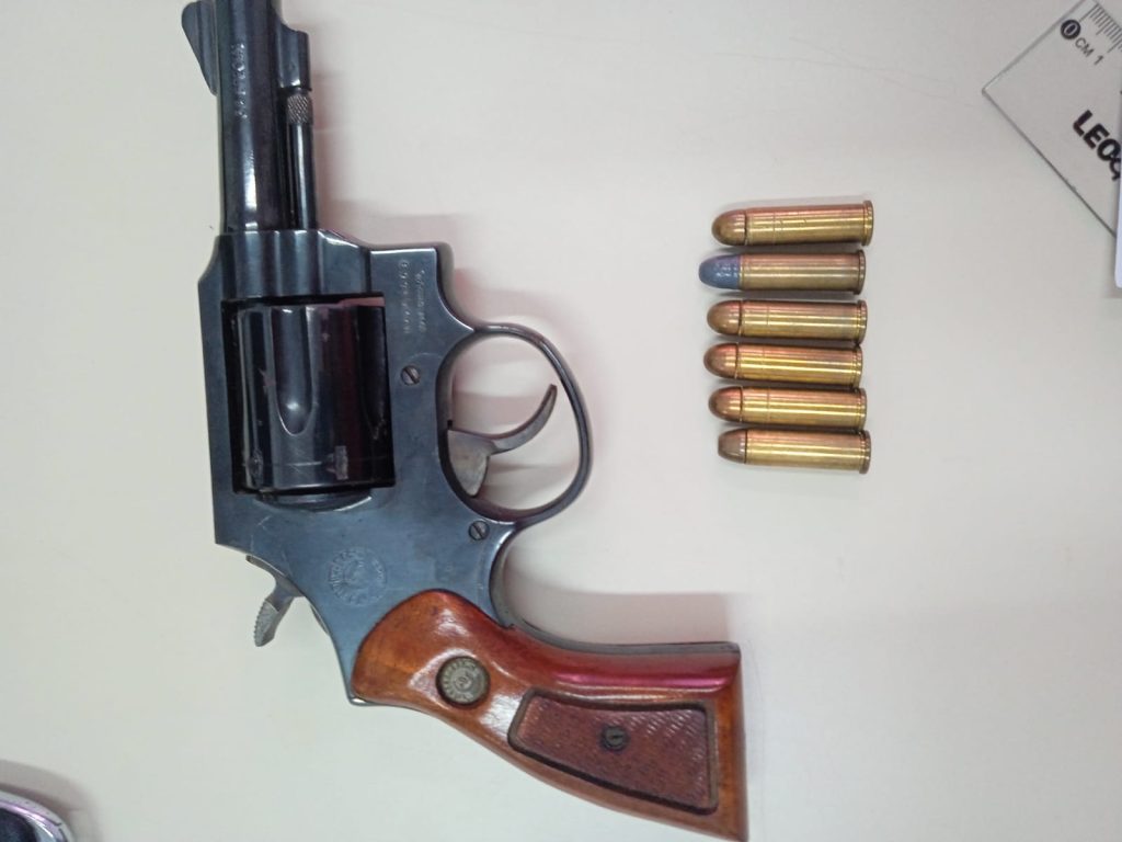 Mandado judicial resulta na apreensão de arma em caso de violência doméstica
