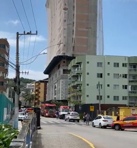 VÍDEO – Polícia Civil investiga queda de prédio que deixou um morto e um ferido no litoral