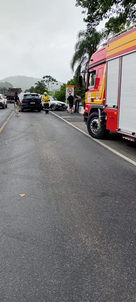 Colisão frontal entre carros mobiliza Bombeiros e PRF