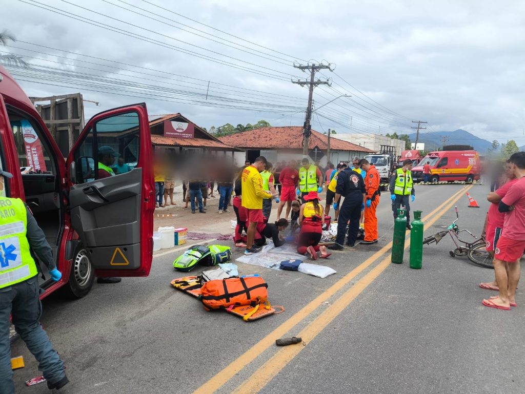 Ciclista é atropelado por motorista de caminhão e morre