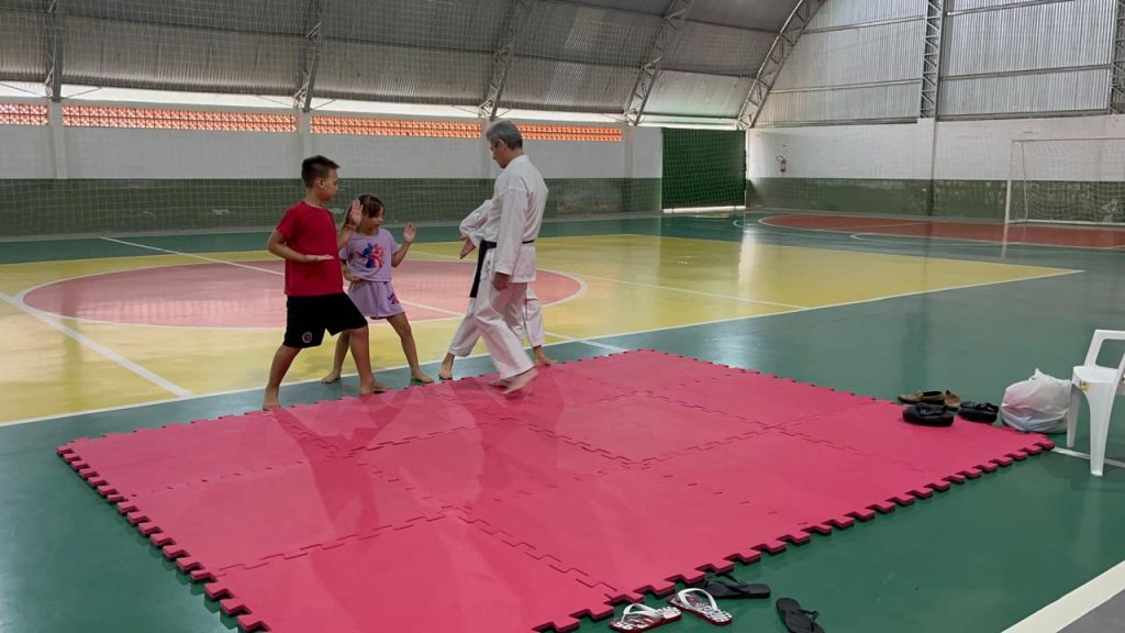São João do Itaperiú abre vagas para aulas gratuitas de karatê para crianças e adolescentes