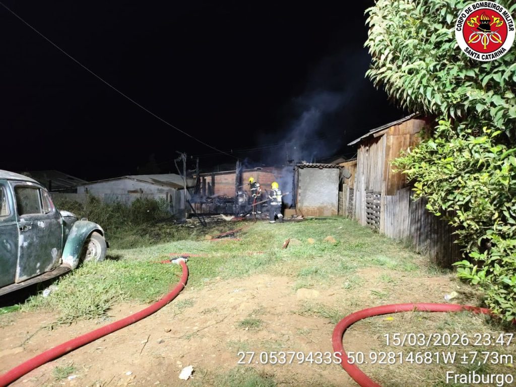 Mulher tem 20% do corpo queimado após incêndio destruir residência
