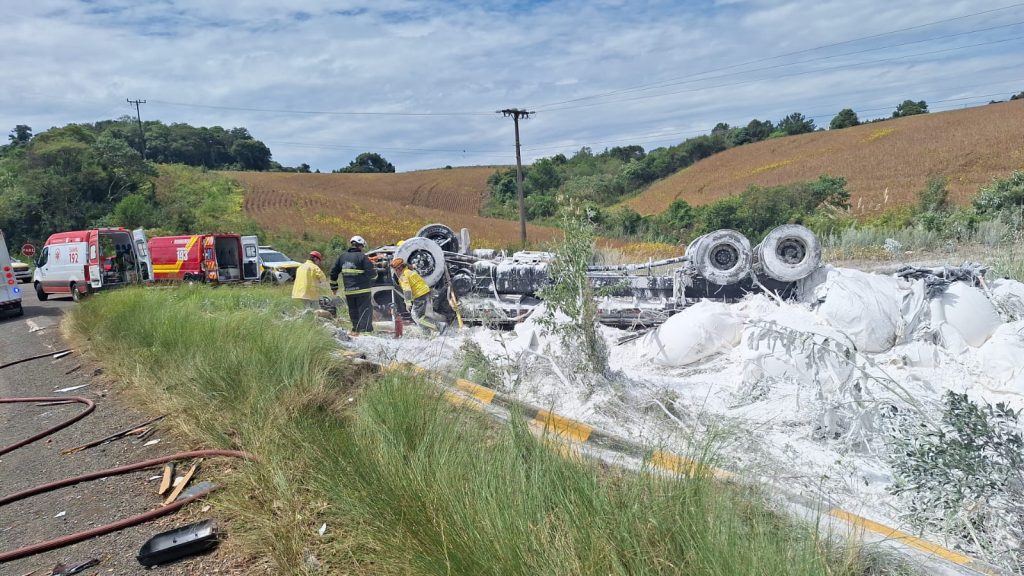 Grave acidente com caminhão deixa dois feridos, um deles preso às ferragens
