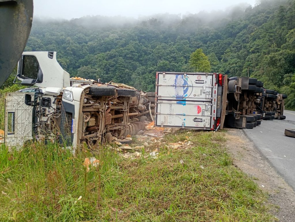 VÍDEO – Colisão entre carretas provoca bloqueio em importante rodovia