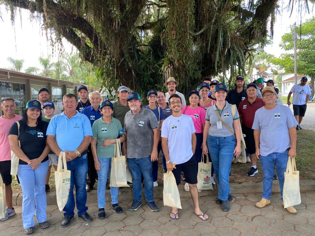 Produtores de São João do Itaperiú participam de dia de campo tecnológico sobre fruticultura em Itajaí